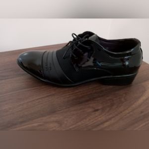 Like New men's black dress shoes size 9